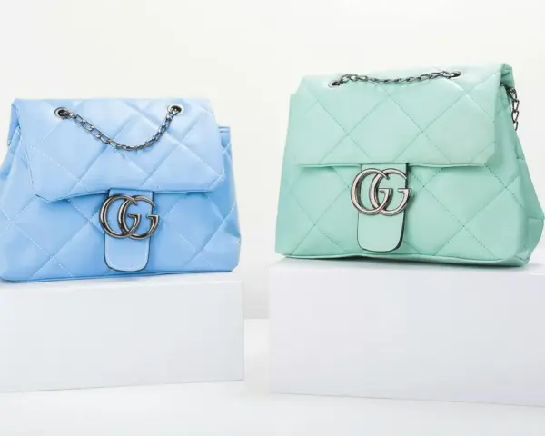 Dwie pikowane torebki damskie Gucci w pastelowych kolorach: błękitnym i miętowym, z charakterystycznym logo GG.