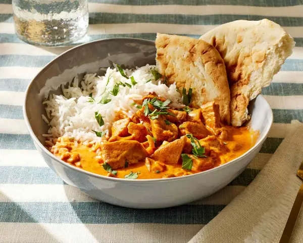 Pyszny butter chicken z ryżem i chlebkiem naan. Idealny przepis, jak zrobić butter chicken.