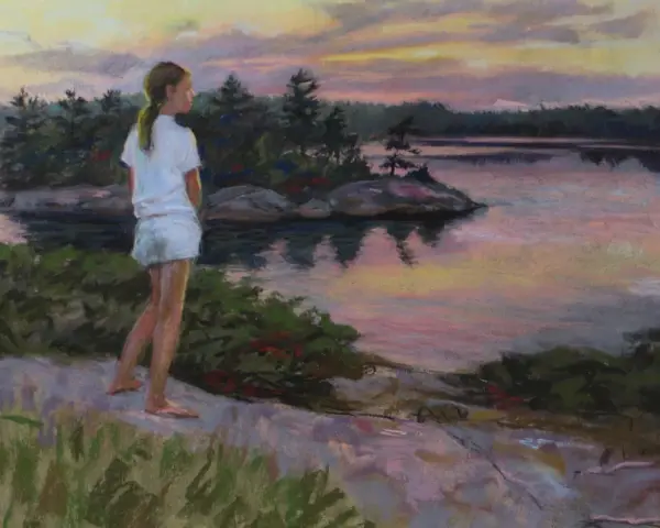 Myriam Robin, une jeune fille en tenue d'été, contemple un lac paisible au coucher du soleil.
