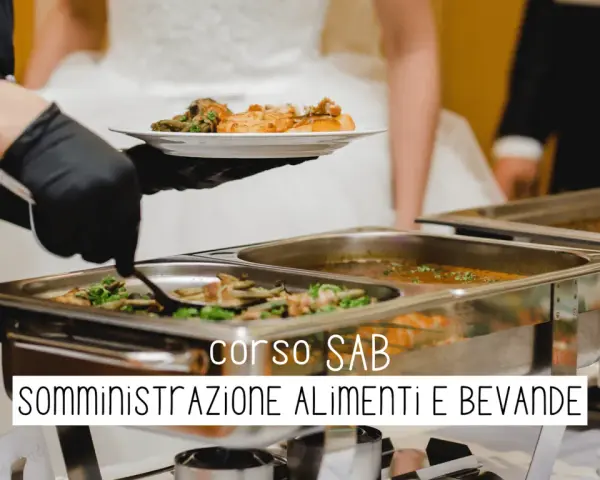 Chef serve cibo da un buffet. Scopri il corso SAB online gratuito per la somministrazione alimenti e bevande.