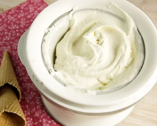 Frisch zubereitetes Fior di Latte Eis in einer Eismaschine, bereit für Waffeln.