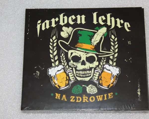 Okładka płyty "farben lehre na zdrowie" z czaszką w kapeluszu, kłosami i dwoma kuflami piwa.