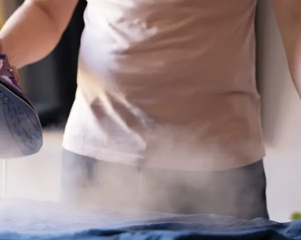 Jak odkleic naklejke z bluzy bez uszkadzania materiału - sprawdzone metody