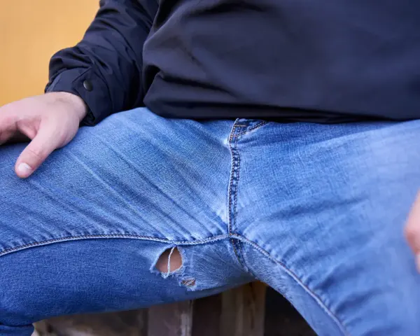 Spodnie pękły w kroku? Zszyj je ręcznie w 30 min!