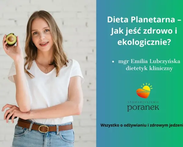 Uśmiechnięta dietetyczka Emilia Lubczyńska prezentuje awokado, symbol zdrowej i ekologicznej diety planetarnej.