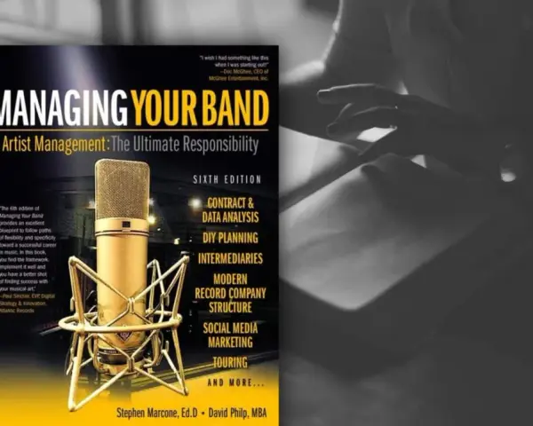 Buch "Managing Your Band" zeigt, wie man als band manager erfolgreich wird. Mit Mikrofon und Notizen.