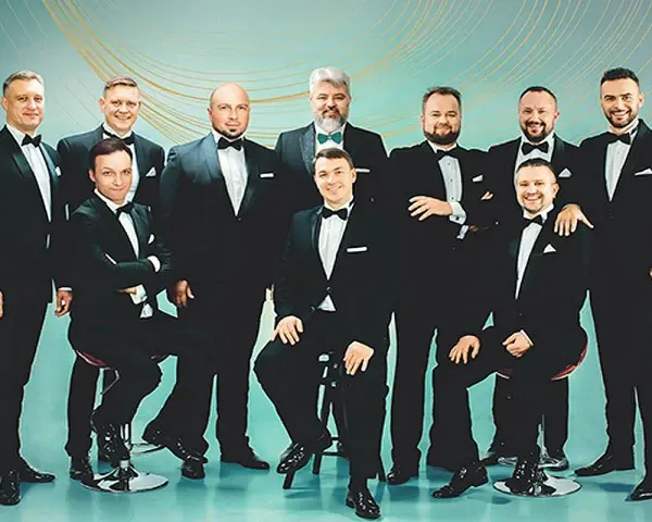 Dziesięciu mężczyzn w czarnych smokingach, tworzących 10 tenorów skład.