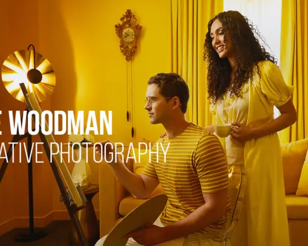 Un homme peint sur une toile, une femme le regarde avec une tasse. Ce reportage photo explore la narration visuelle.