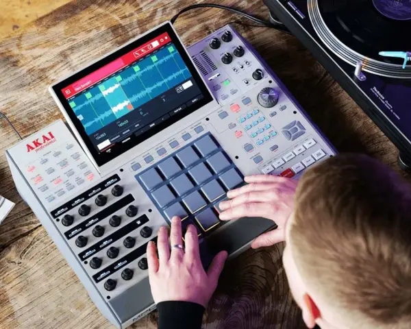 Producent muzyczny tworzy beaty na MPC 60, obok gramofon Technics.