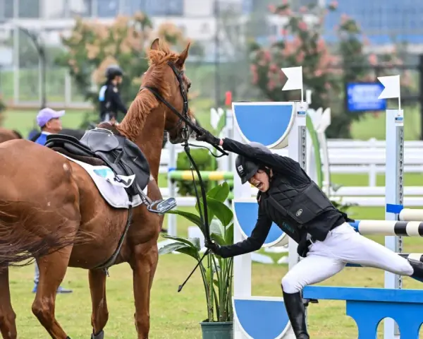 Une cavalière chute lors de l'épreuve d'équitation du pentathlon moderne, son cheval s'arrête brusquement.