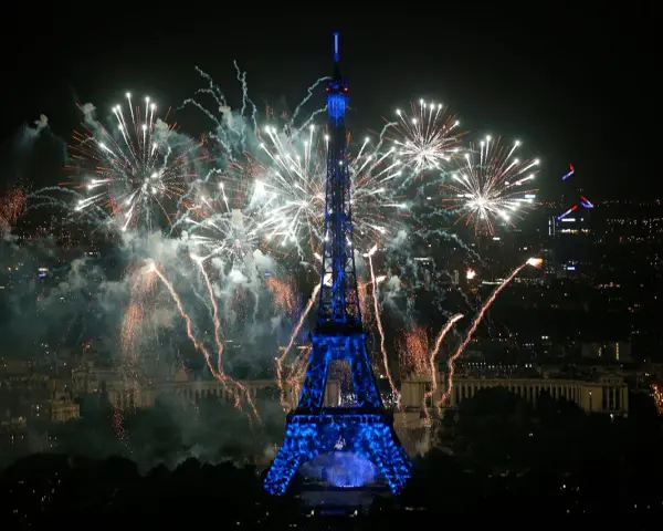Espectacular espectáculo de fuegos artificiales ilumina la Torre Eiffel en París, celebrando el año nuevo en Francia.