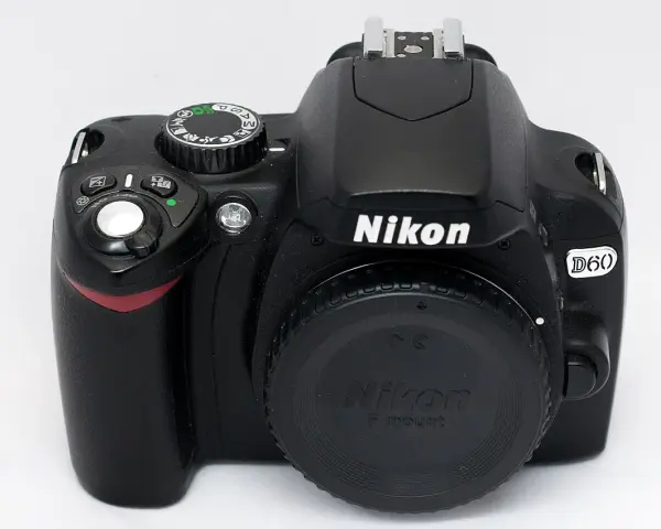 Czarny aparat Nikon D60 z obiektywem z zaślepką.