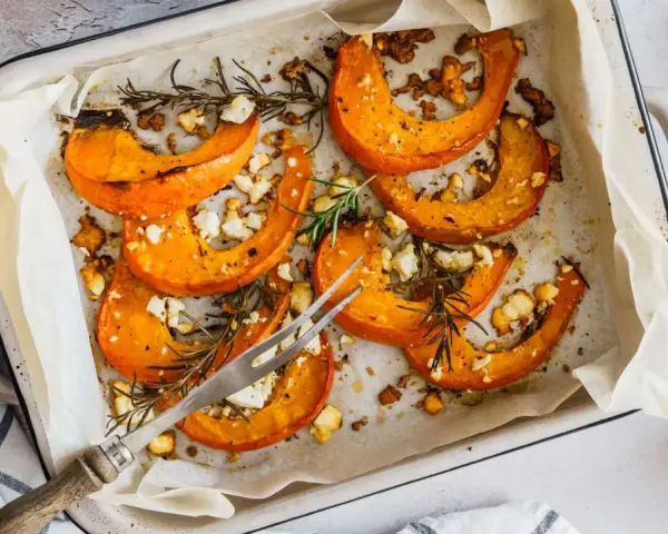 Calabaza asada con queso feta y romero, lista para servir. Una idea deliciosa para tus recetas con calabaza.