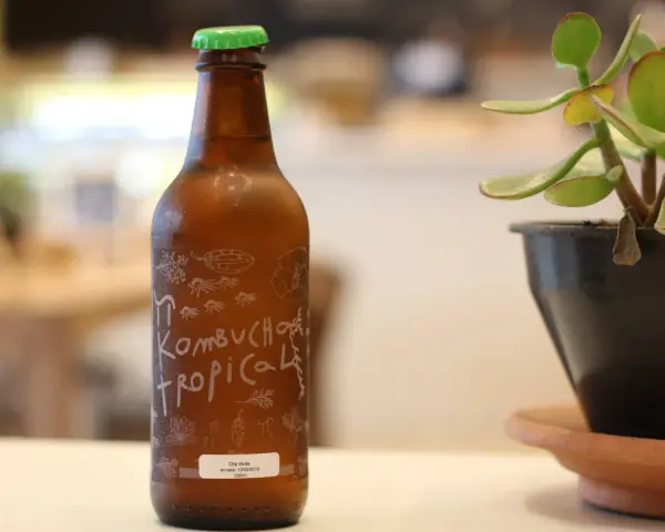Jak smakuje kombucha? Odkryj jej sekretny, słodko-kwaśny smak
