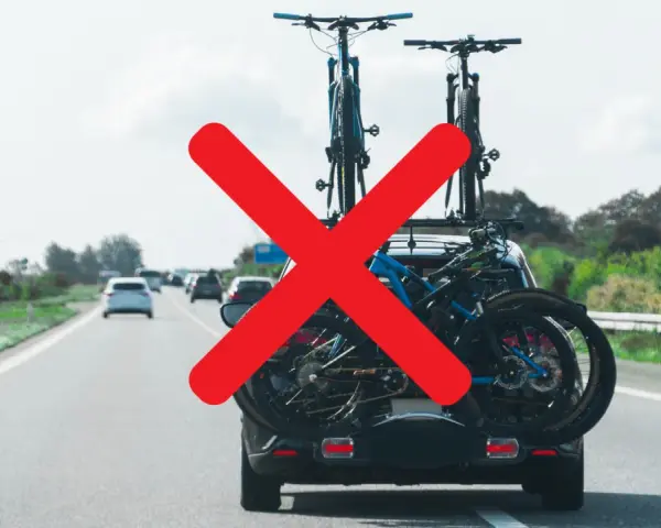 Auto con biciclette sul portapacchi posteriore, una sporgenza longitudinale che supera i limiti consentiti.