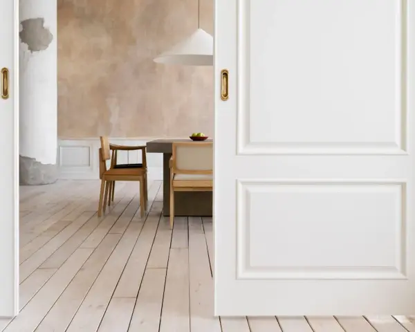 Puertas blancas y suelo de madera clara crean un ambiente acogedor. La idea es combinar suelo y puertas para un diseño interior armonioso.