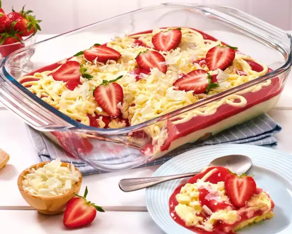 Erdbeer-Dessert mit Spaghetti-Eis-Optik und Tiramisu-Schichten. Frisch, fruchtig und unwiderstehlich!