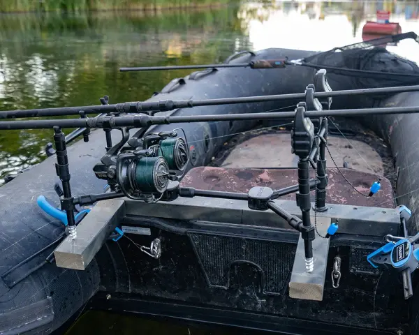 Zwei Angelruten mit Rollen sind auf einem Schlauchboot für das Angeln vom Boot befestigt.
