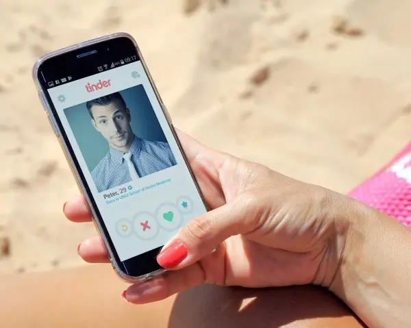 Opis na Tinderze: Peter, 29 lat, student stomatologii. Czy to będzie mój kolejny match?