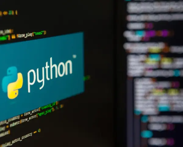 El logo de Python sobre código resaltado. Python es un lenguaje de programación versátil.
