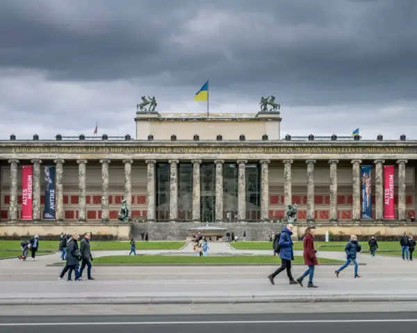 Das Alte Museum in Berlin, ein möglicher Tribute von Panem Drehort, mit der ukrainischen Flagge und Besuchern.