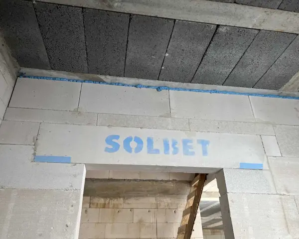 Dylatacja co to? Pianka montażowa izoluje strop od ścian z bloczków SOLBET, zapobiegając pęknięciom.