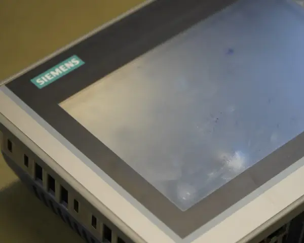 Panel operatorski Siemens z ekranem dotykowym. To hmi jest gotowe do pracy w trudnych warunkach.