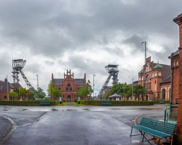 Die Zeche Zollern in Dortmund, ein beeindruckendes Industriedenkmal mit markanten Fördertürmen und roten Backsteingebäuden, lädt zum Erkunden ein.