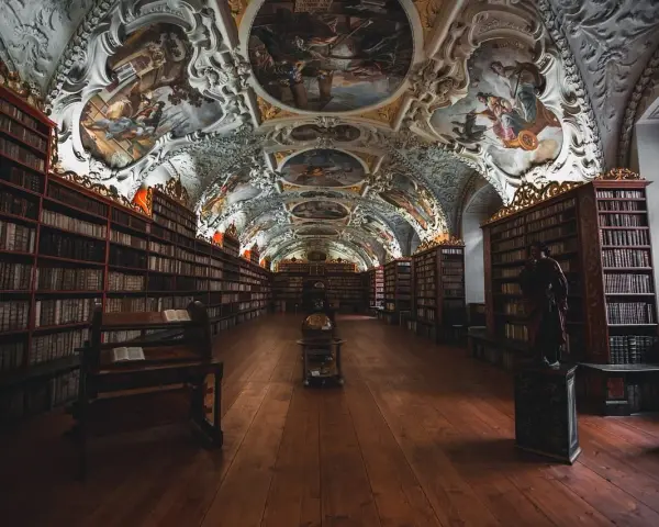 Wspaniała biblioteka z malowanym sufitem, gdzie każdy tom zdaje się szeptać starożytny psalm.