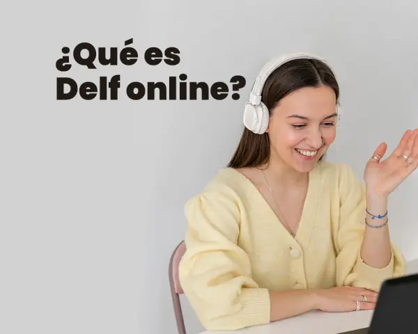 Joven sonríe con auriculares, aprendiendo qué es el Delf online.