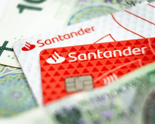 Karty Santander na tle polskich banknotów. Jak sprawdzić zajęcie egzekucyjne?