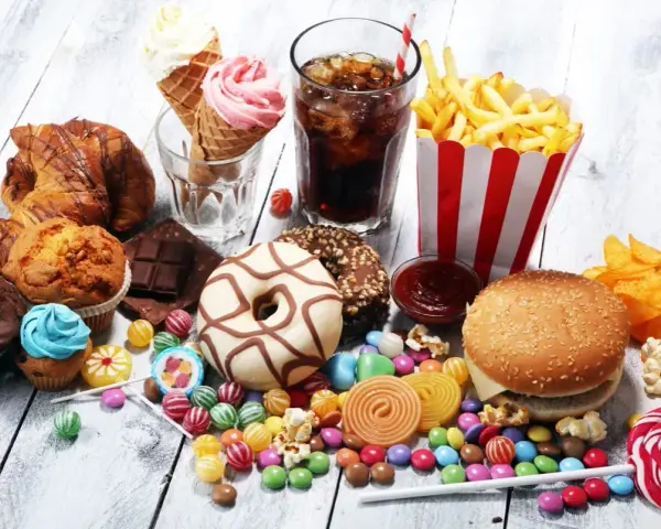 En överflöd av processade livsmedel: glass, donuts, hamburgare, pommes frites, godis och läsk.