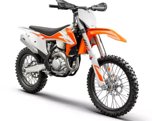 Pomarańczowo-biały motocykl KTM EXC 450, gotowy na teren. Poznaj jego dane techniczne i poczuj moc!
