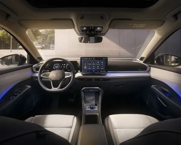 Nowoczesne vw t roc wnetrze z dużym ekranem dotykowym i ambientowym oświetleniem.