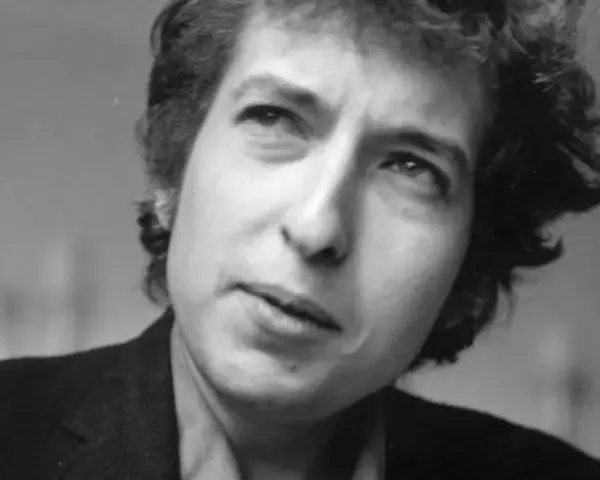 Bob Dylan, der mr tambourine man, blickt nachdenklich in die Ferne.