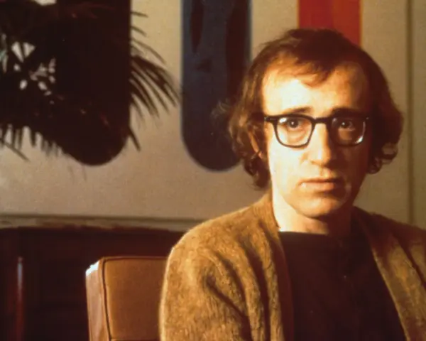 Woody Allen w okularach, w brązowym swetrze. Jego filmy chronologicznie to podróż przez dekady kina.