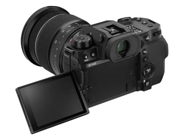 Appareil photo Fujifilm XH2 avec objectif, écran articulé ouvert, prêt à capturer le monde.