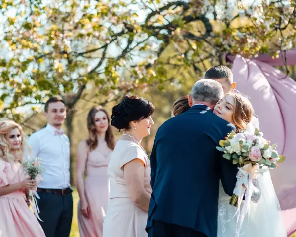 Co wpisać do księgi gości weselnych od rodziców, by wzruszyć?