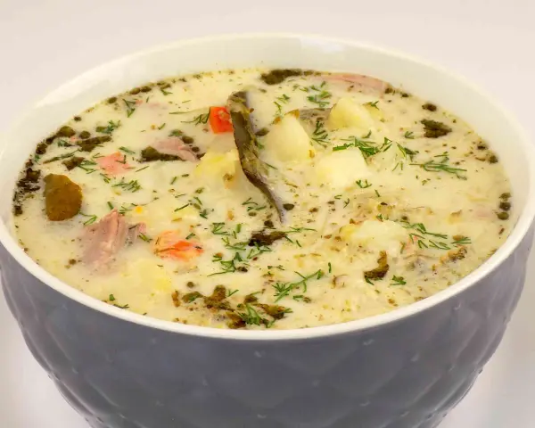 Z czym zupa ogórkowa smakuje najlepiej? Odkryj idealne dodatki