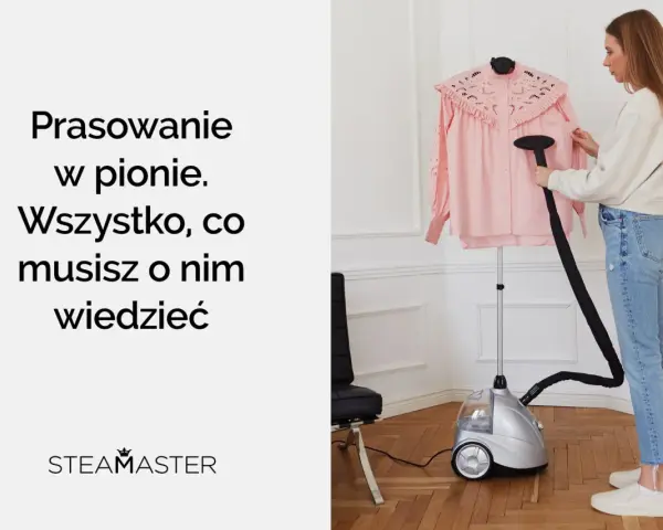Kobieta prasuje różową koszulę parownicą stojącą. Dowiedz się, jak prasować parownicą, by ubrania wyglądały idealnie.