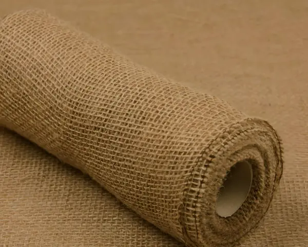 Zrolowana juta, naturalny materiał, idealny do dekoracji i rękodzieła. Juta co to? To ekologiczny wybór.