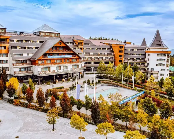 Hotel Gołębiewski w jesiennej odsłonie. Rozległy kompleks hotelowy z basenem i zadbanym ogrodem.