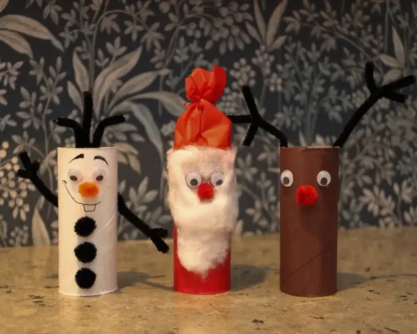 Tre gulliga tomtar av toarullar: en snögubbe, tomten och ett ren. Perfekt pyssel för julen!