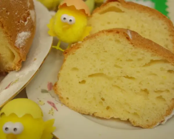 Puszysta babka z majonezem, sprawdzony przepis na wielkanocny stół. Idealna do kawy, z cukrowym pudrem i kurczaczkami.