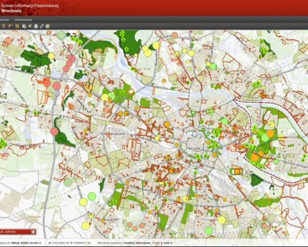 Mapa Wrocławia z zaznaczonymi terenami zielonymi i projektami. GIS co to? To system informacji przestrzennej pokazujący dane na mapie.