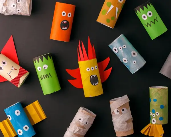 Kreatives Basteln mit Klopapierrollen: Bunte Monster und Mumien für Halloween.