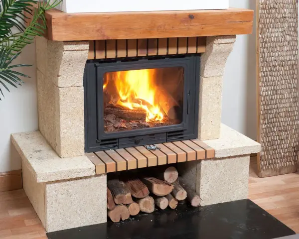 Chimeneas de leña Obramat con fuego crepitante y leña apilada, creando un ambiente acogedor.