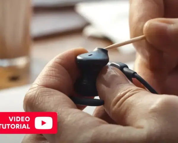 Pokazano, jak wyczyścić słuchawki douszne za pomocą wykałaczki. Wideo tutorial.