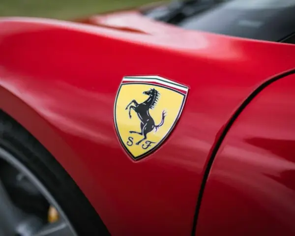 Jak się pisze Ferrari? Poznaj zasady pisowni i kapitalizacji