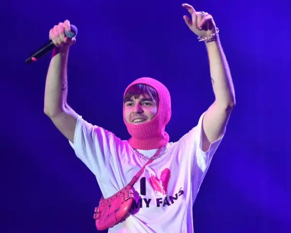Artysta w różowej kominiarce i koszulce "I LOVE MY FANS" świętuje premierę **mata nowy album**.